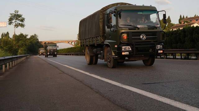 我不知道你是誰(shuí)，卻知道你為了誰(shuí)，向人民子弟兵致敬！