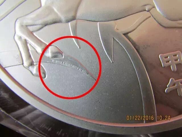 生肖狗年金銀幣上的防偽微縮文字你發(fā)現(xiàn)了嗎？